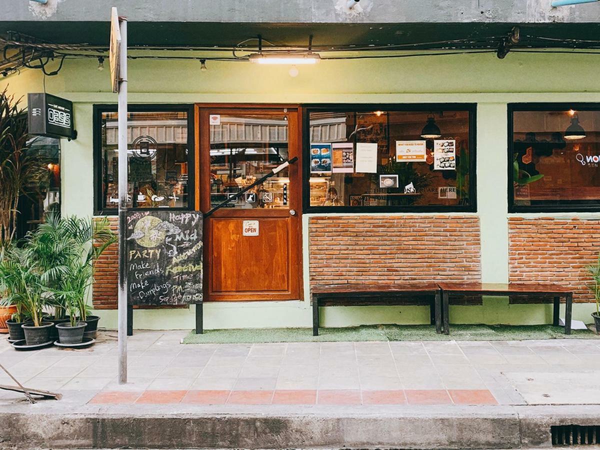 Oasis Cafe And Nap Hostel Bangkok Exterior foto
