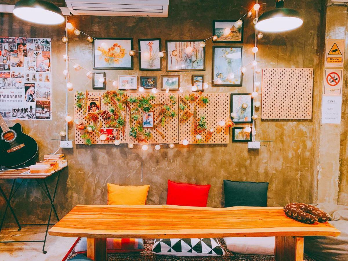 Oasis Cafe And Nap Hostel Bangkok Exterior foto