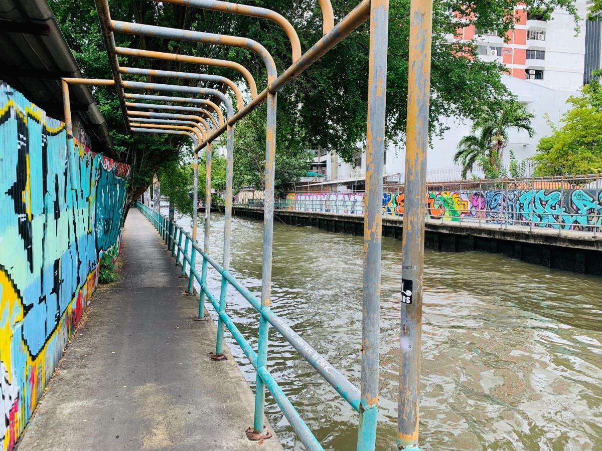 Oasis Cafe And Nap Hostel Bangkok Exterior foto