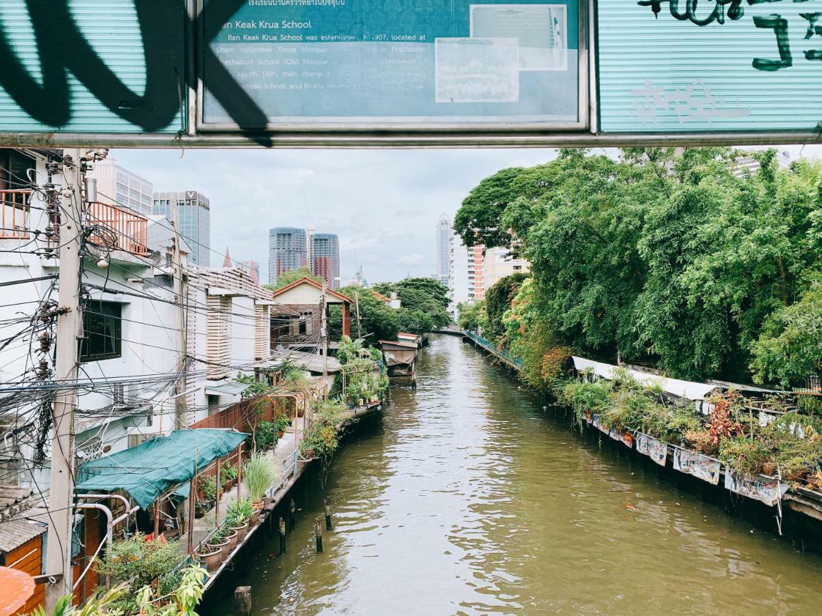 Oasis Cafe And Nap Hostel Bangkok Exterior foto