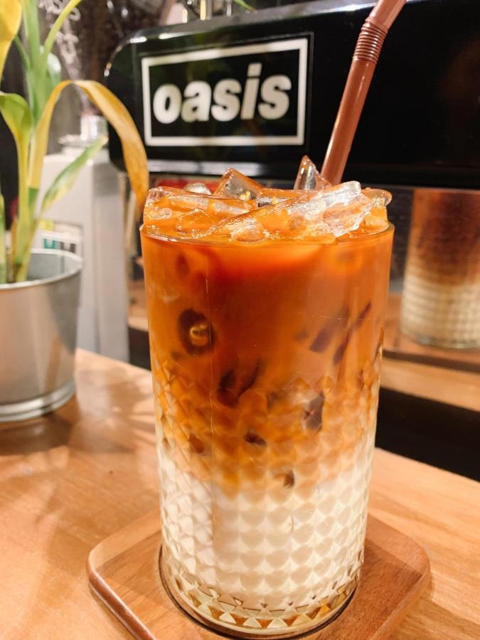 Oasis Cafe And Nap Hostel Bangkok Exterior foto